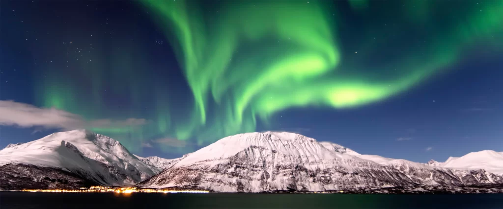 Northern Lights Snow-covered Mountains Night Sky Stars Aurora Tranquil