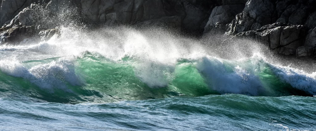 Ocean Waves Rocky Shore Sunlight Splash Green Water