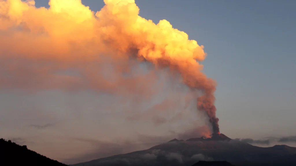 volcano eruption smoke cloud sky