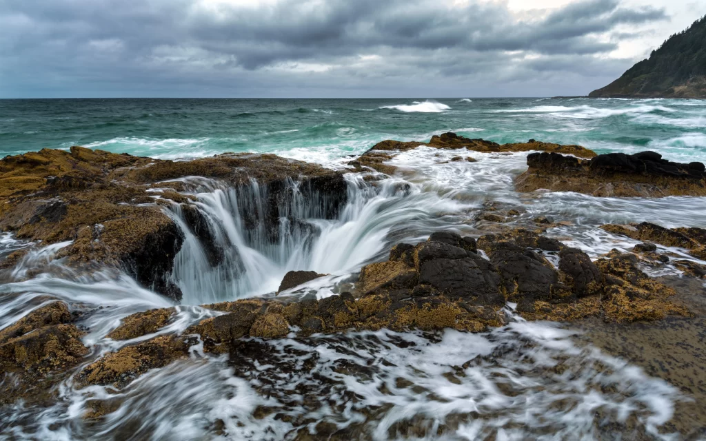 Ocean Waves Rocky Shore Turbulent Water Cloudy Sky