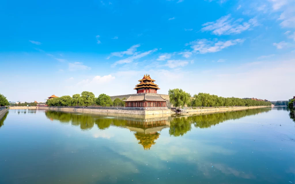 Historic Architecture Ancient Walls Tranquil Water Reflections