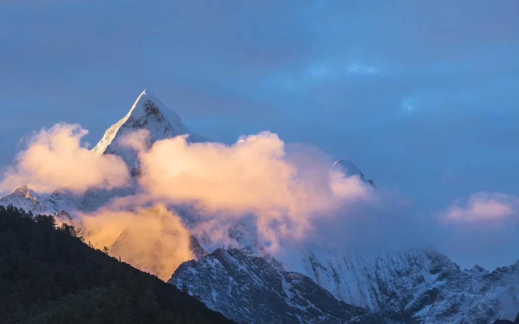 sunset golden amber snow peak ridge clouds panoramic blue