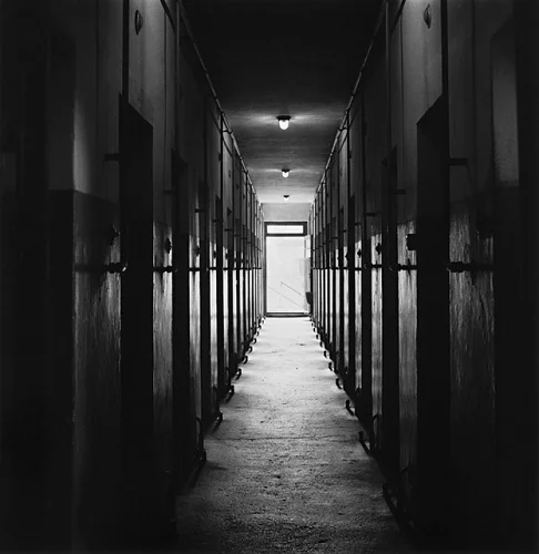 Architecture High Contrast Minimalist Mysterious Corridor