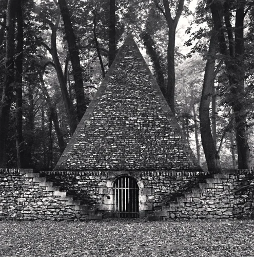 Architecture Pyramid Textured High Contrast Mysterious Monument