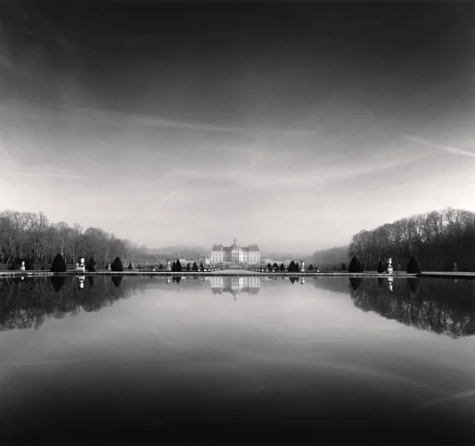 Architecture Reflective Symmetrical Minimalist High Contrast Serene