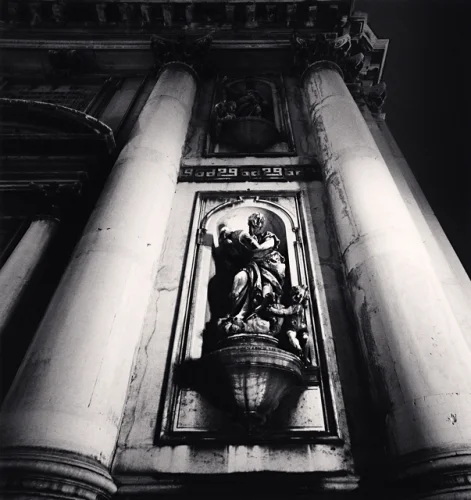 Architecture Statue Textured High Contrast Dramatic Mysterious