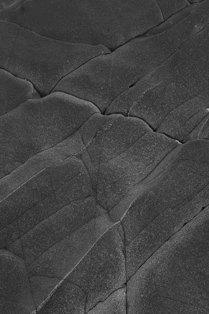 iOS 5 Wallpaper Black Geometric Abstract
