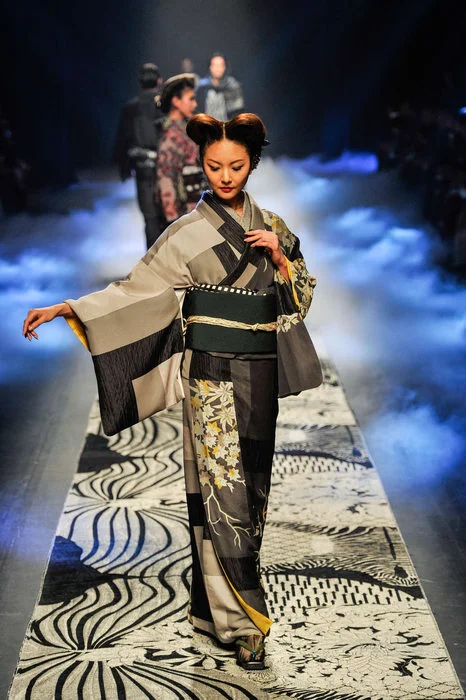 Kimono Floral Wave Geometric Black White