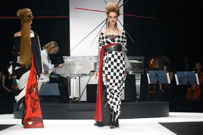 Kimono Geometric Black and White Red Traditional Fashion Show
