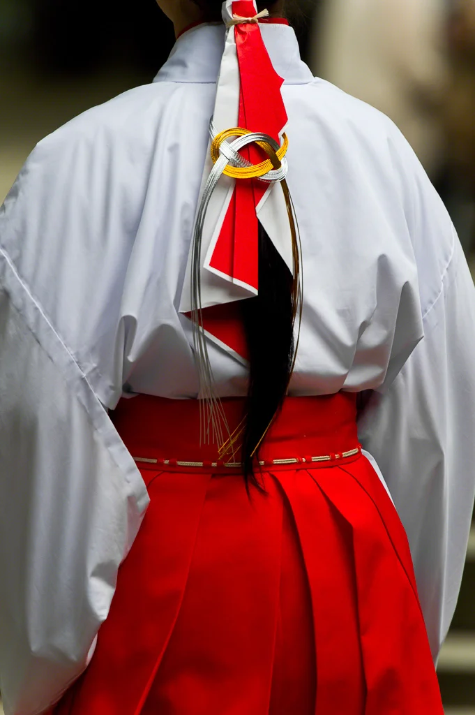Kimono red white traditional obi hair accessory