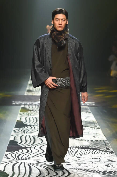 Kimono traditional dark patterned elegant runway