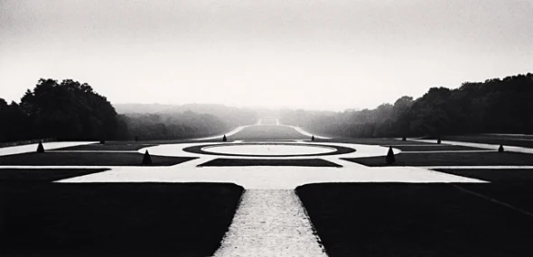 Landscape Symmetrical Minimalist High Contrast Dramatic Mysterious