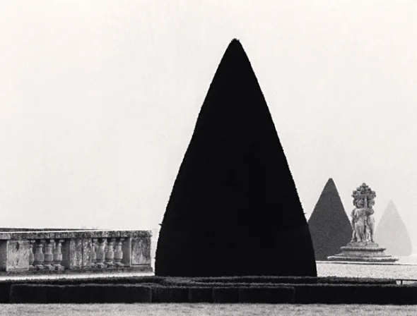 Minimalist High Contrast Statue Mysterious