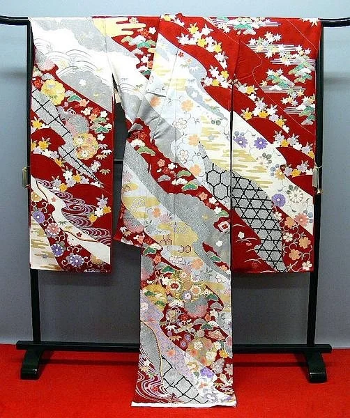 Red Floral Kimono Wave Geometric Elegant Ceremonial
