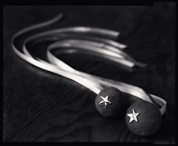 Ribbon Star Minimalist High Contrast Mysterious
