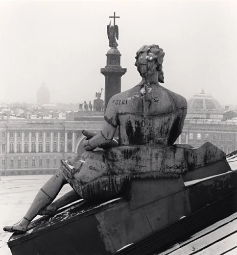 Statue Architectural High Contrast Dramatic Atmospheric Cityscape