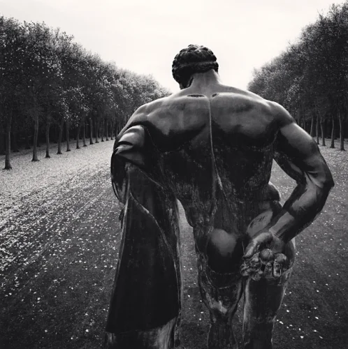 Statue Dramatic High Contrast Moody Mysterious