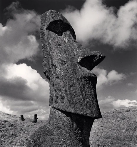 Statue Dramatic Textured High Contrast Mysterious