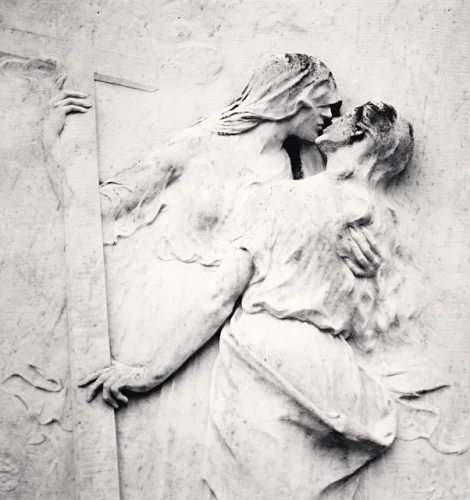 Statue Intimate Embrace Dramatic High Contrast Mysterious