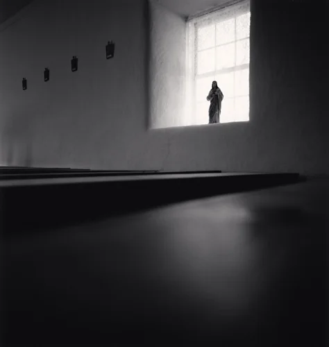 Statue Minimalist High Contrast Mysterious Atmospheric