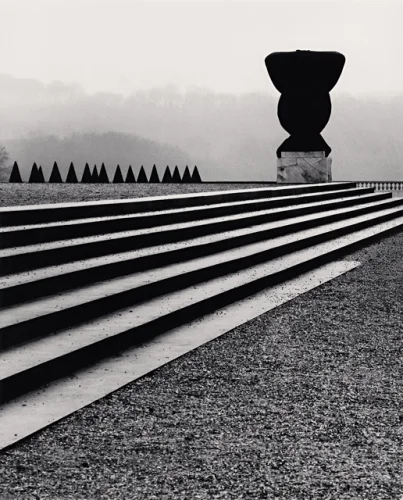 Statue Minimalist High Contrast Mysterious Atmospheric