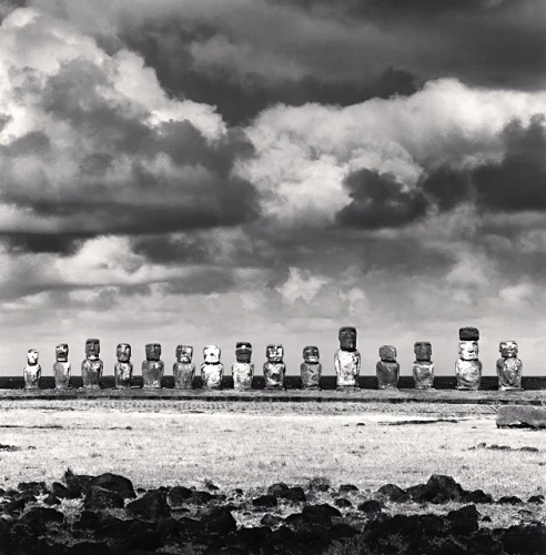 Statue Monument Dramatic High Contrast Atmospheric Mysterious