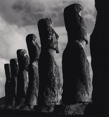 Statue Monument High Contrast Dramatic Mysterious