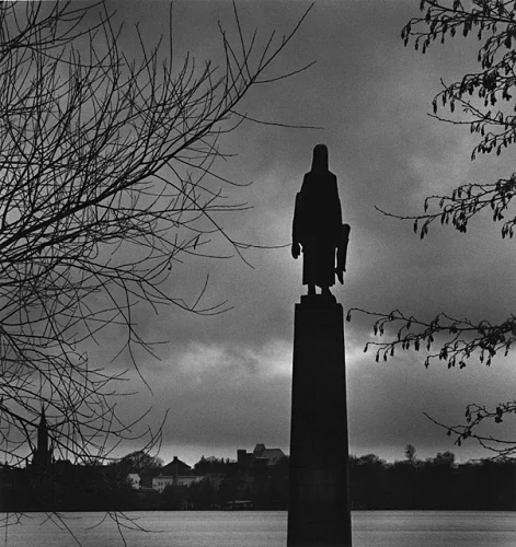 Statue Silhouette Dramatic High Contrast Moody Atmospheric
