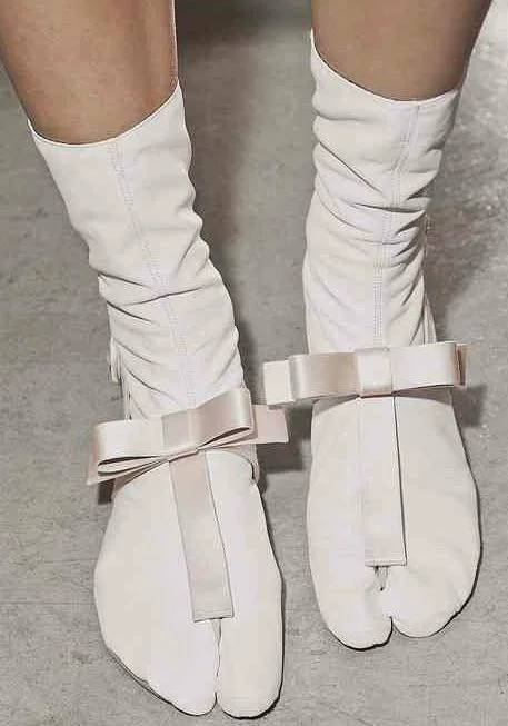 Traditional footwear white bow split-toe socks unique design