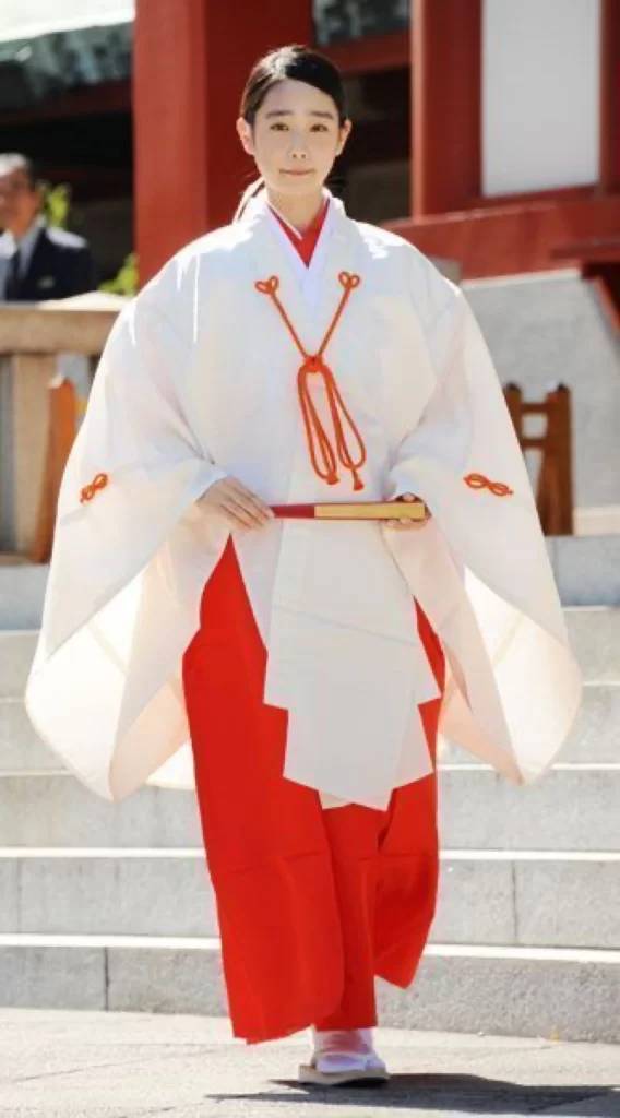 White Robe Red Skirt Kimono