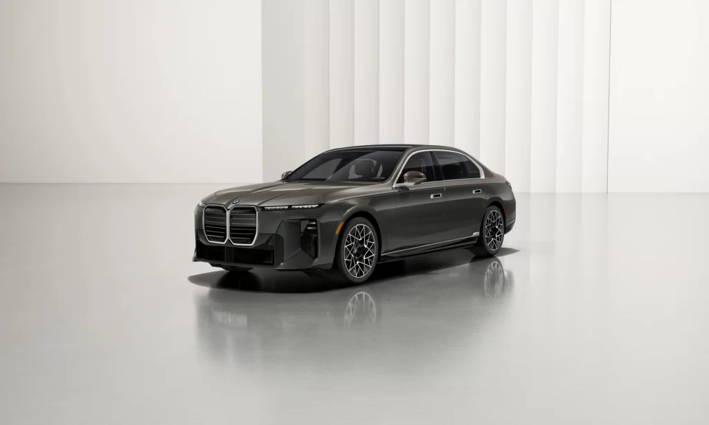 BMW i7 Green Studio Side Dynamic View