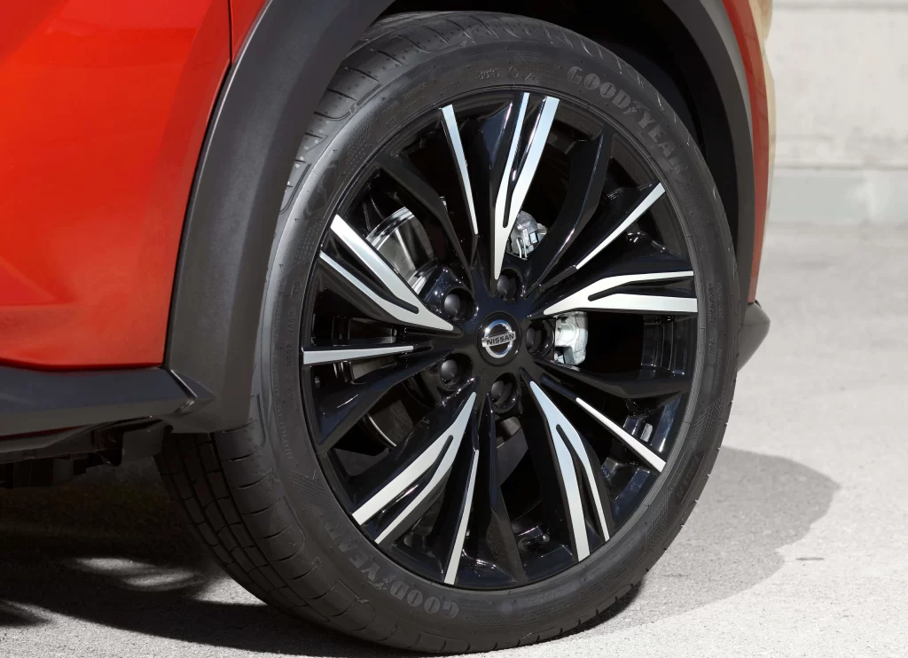 Nissan SUV Black Alloy Wheel Detail