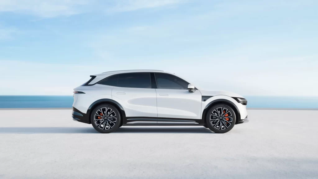 Zeekr 7X White SUV Road View