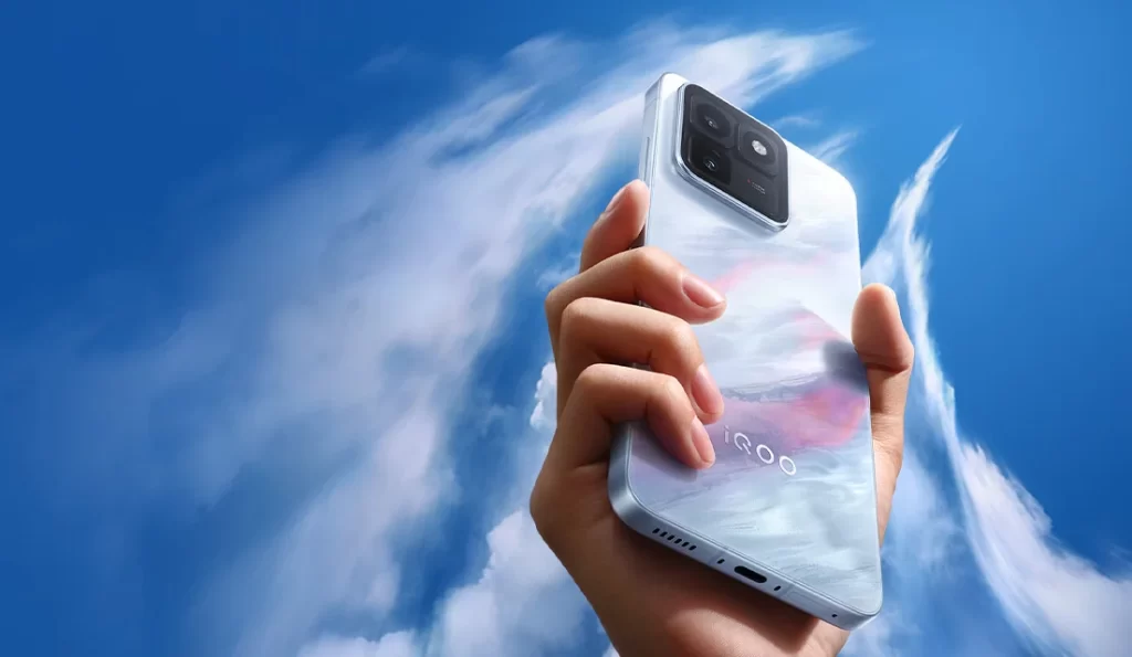 iQOO Smartphone Cloud Gradient Hand Model Photography
