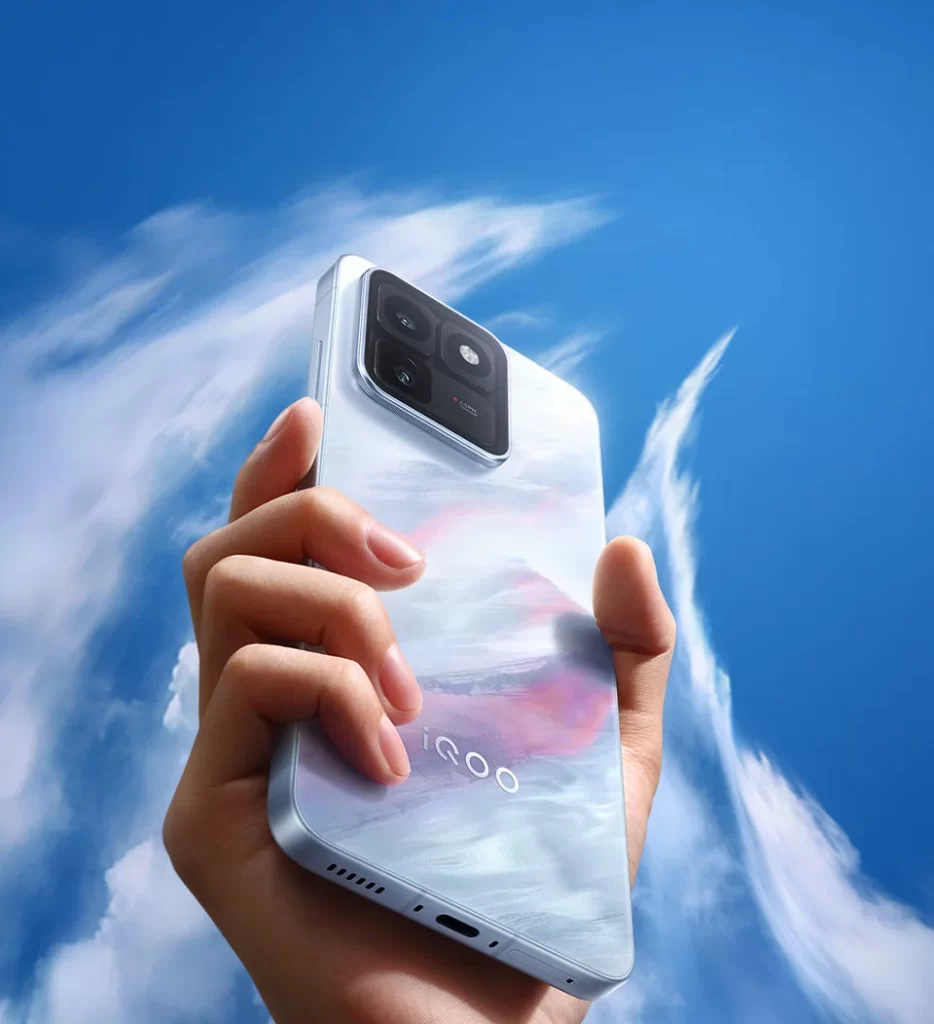 iQOO Smartphone Cloud Gradient Hand Model Photography