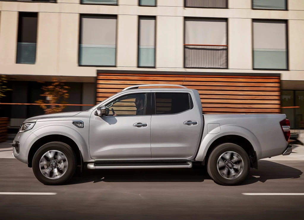 Nissan Navara Pickup City Street